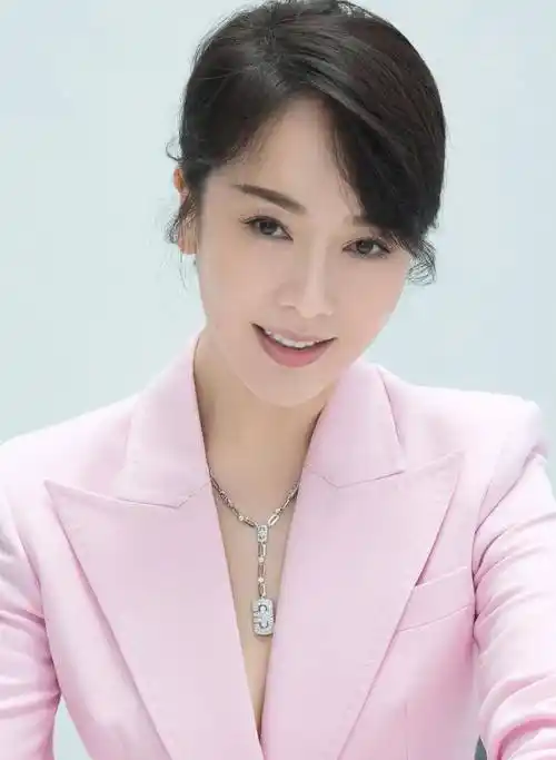 第一套,演员左小青身穿红色连衣裙搭配黑色鱼嘴高跟鞋.