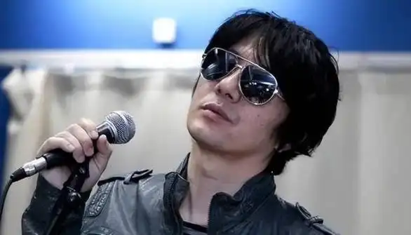 终于,郑钧下定决心与孙锋步入婚姻的殿堂.