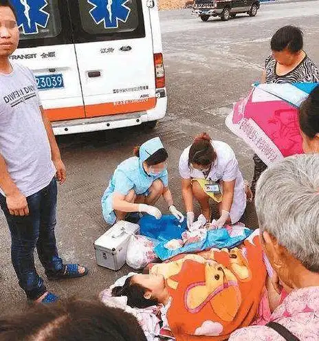 产妇在路上生孩子,老公上衣铺地亲自接生,孩子取名:路生