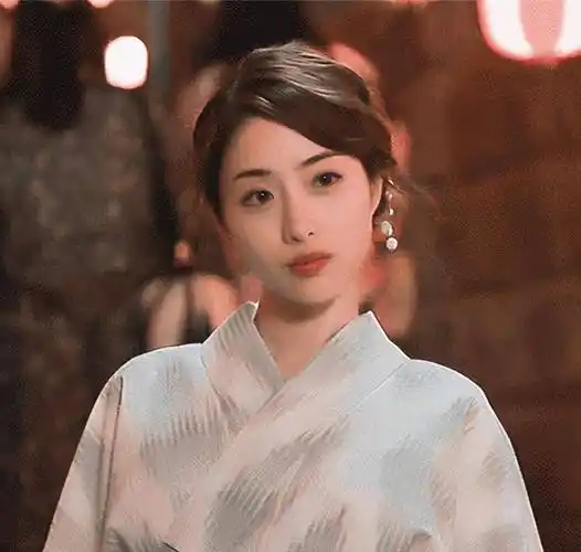 身着和服的石原和服更是美成一幅画.