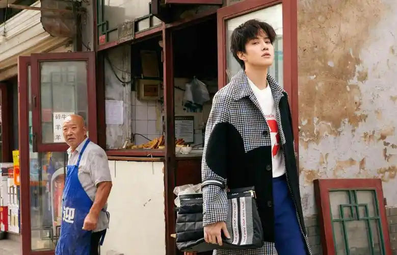 mike休闲帅气壁纸_泰国人气男星