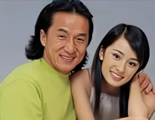 17岁杨幂被49岁成龙搂在怀里,举止亲密,网友:整没整容一目了然|童星|