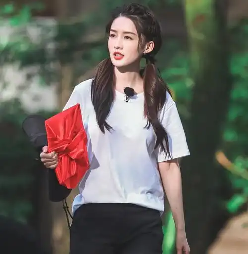 极限挑战路透李沁甜美双马尾现身丸子头少女感十足