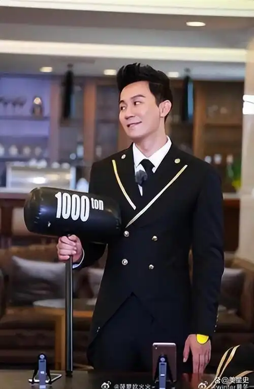 看李晨个子不高,但凭借他这标准的运动员体格,加之线条分明的腹肌身材