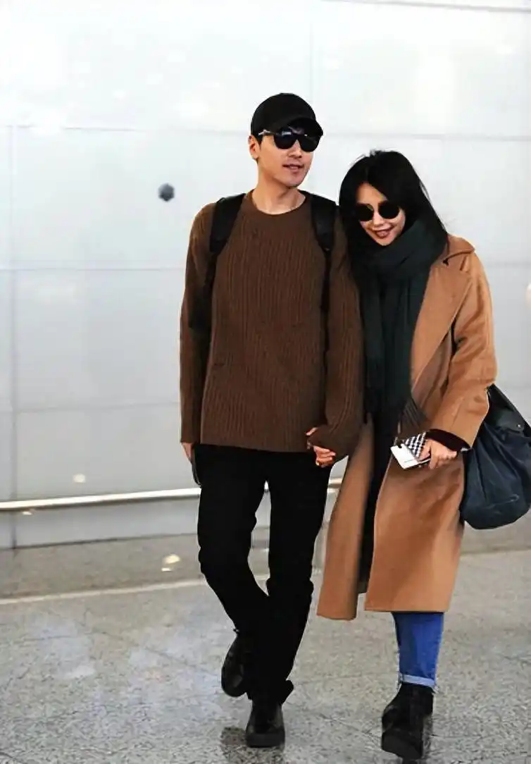 rhea牵着爸爸妈妈的手荡秋千,赵又廷高圆圆一家三口同框温馨