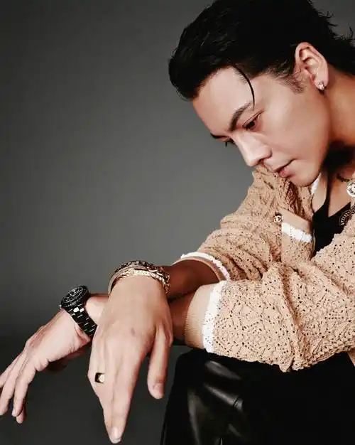 陈伟霆湿漉漉的发型,休闲装,太帅了!_魅力_表演_活动