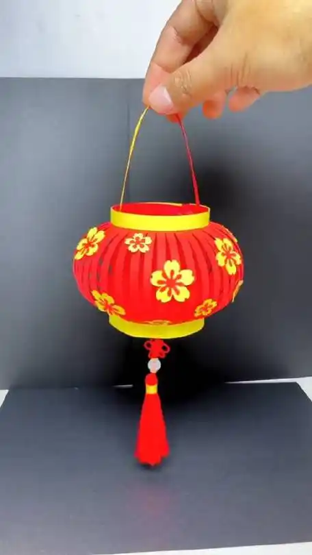 用瓶子和彩纸来做个漂亮的小灯笼吧"手工diy