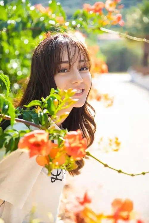 迪丽热巴化身粉刷匠甜笑灿烂如阳光