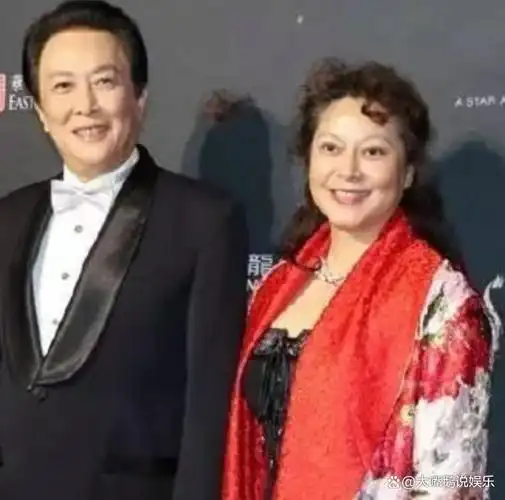 回顾唐国强婚姻前妻35岁除夕夜自杀再娶小12岁妻子相伴至今