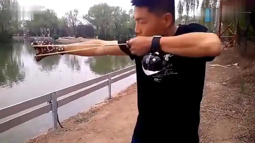 10分钟学会弹弓射鱼实战教程鱼镖使用教程-体育视频-搜狐视频