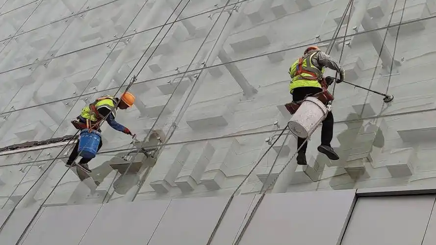 吊绳蜘蛛侠团队,专注爪件式幕墙玻璃维修与安全