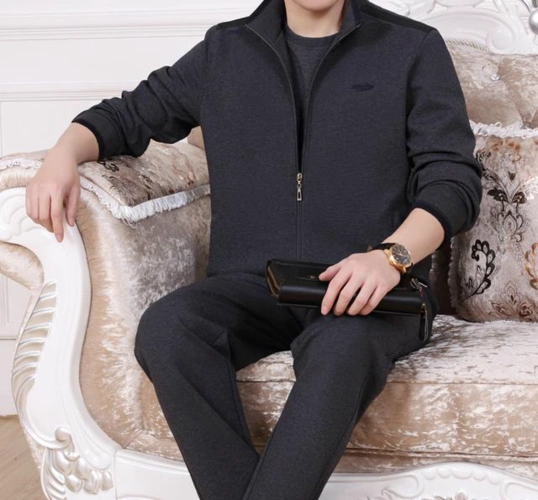 完,春游被这位49岁男人迷住,一袭运动服套装,太有男人味