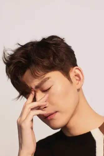 张翰登杂志开年封 从容大气诠释多重魅力