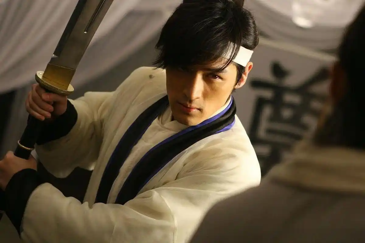 最早知道胡歌就是《仙剑奇侠传一》,他本人的长相和气质都很李逍遥.