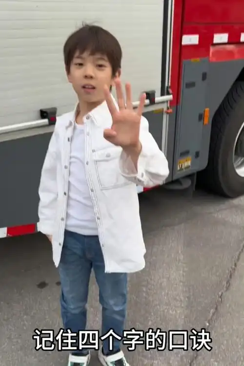 杜宇麒(9岁),嗯哼,2013年9月19日出生于北京市,霍思燕和杜江的儿子  .