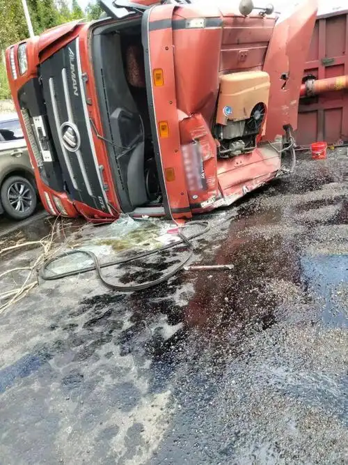 富源发生一起交通事故一辆重型货车侧翻受损严重