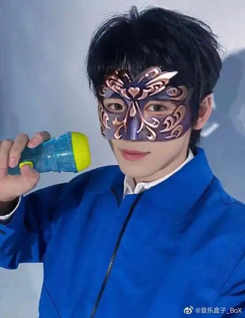 宋亚轩游乐王子#小宋这身蓝色衣服也太显眼了吧,不仔细看真的好像啊