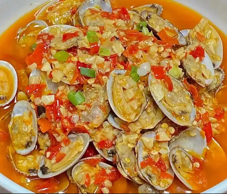 我的美食分享#  蒜蓉剁椒花甲  做法如下:  1,花甲浸泡盐水吐沙1小时