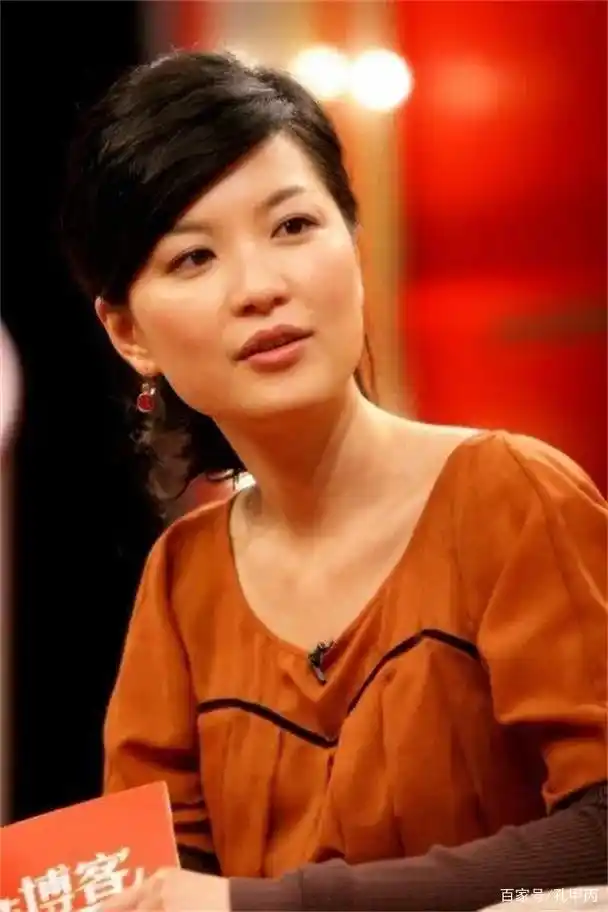 东方卫视当家花旦陈蓉,46岁了还是那样优雅,一家四口其乐融融