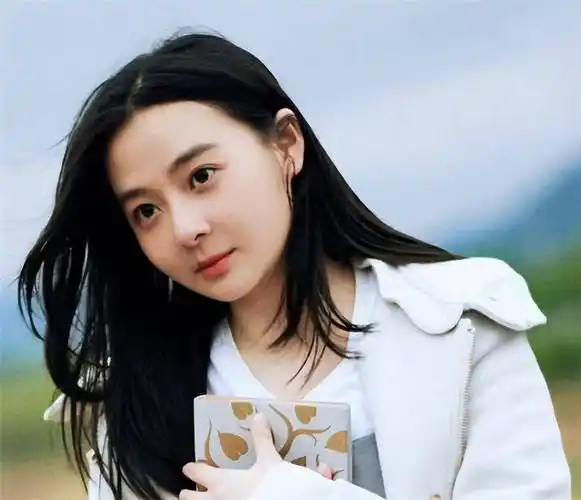 释小龙妻子露面太吸睛!身材丰满,长腿抢镜,五官颜值不输何洁!