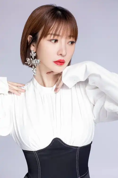 柳岩穿黑白拼接裙身姿窈窕 红唇浓郁美貌发光