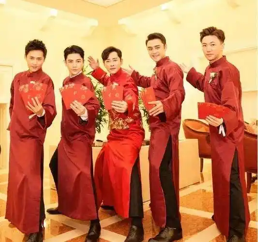 罗晋和伴郎团帅照被晒,帅到想舔屏,满脸堆笑接红包像个"财迷"_新郎官