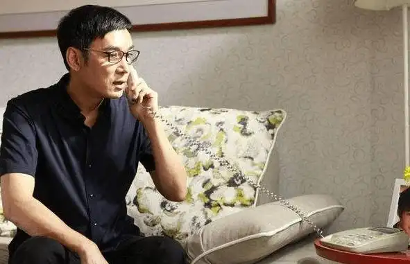 原创52岁焦恩俊近照脸胖一圈胡子花白坦然面对自己老去的事实