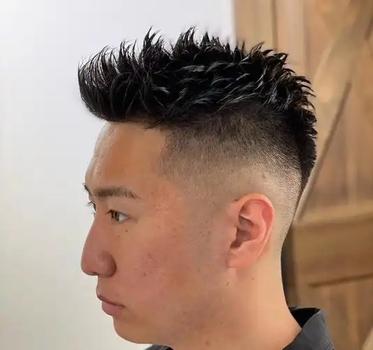 两边剃短发型女生(两边剃短中间背头发型)