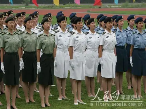 普通女兵夏常服是这样
