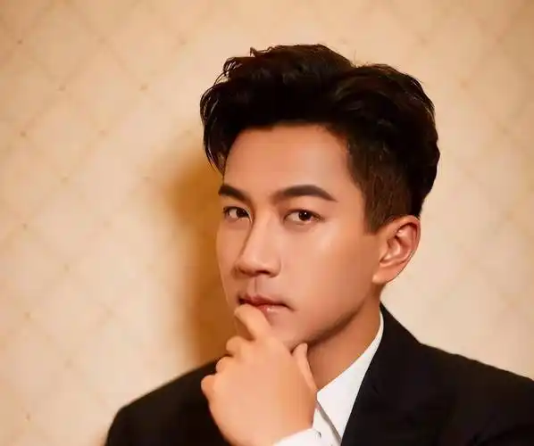 刘恺威低调回香港探亲,出席tvb艺训班聚会,满面红光全场最年轻_演艺