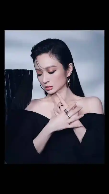 詹雯婷这一身黑裙造型身姿曼妙,这张精致的脸都真的很戳我的心