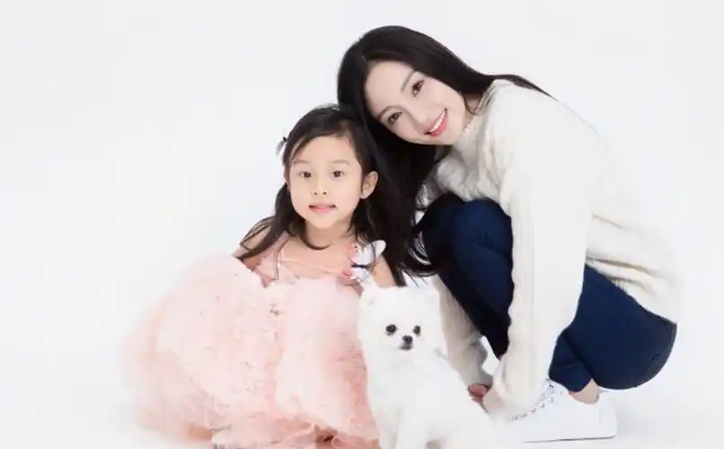 李小璐带女儿出游,10岁甜馨青春期头小手大,母女身高只差半个头