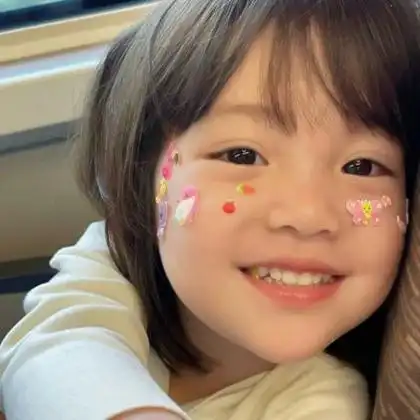 网上最火的小女孩头像