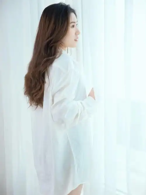 白衬衫简约慵懒随意少女写真