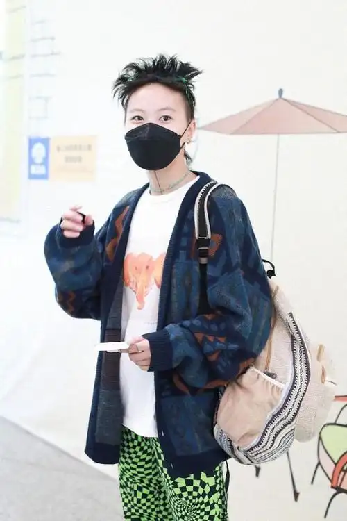 窦靖童又换新造型,针织开衫配绿色格纹裤好新潮,这发型真另类