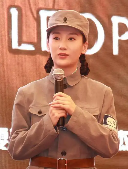 冯越是剧组中一位女演员,比他小5岁,对他非常热情,而他则一直将她视作