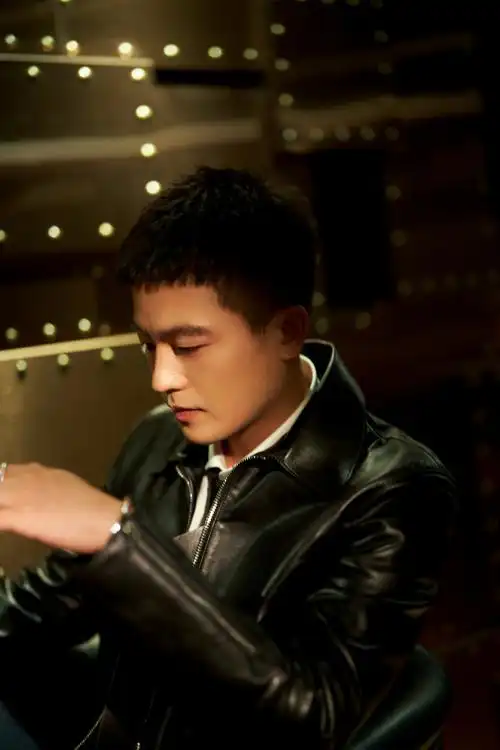 欧豪露酒窝甜笑##欧豪穿皮衣甜笑反差感