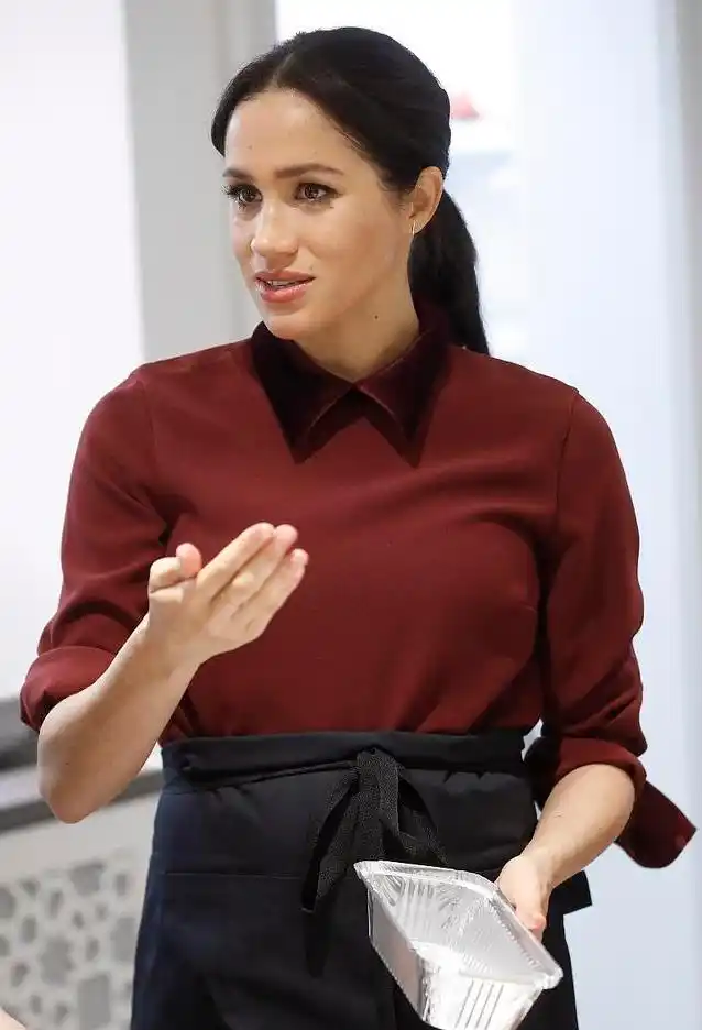 梅根王妃都"翻车"的酒红裙,新年这样穿,时髦减龄不说还高级