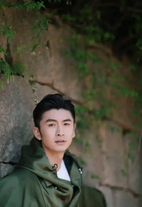 原创造型师太给力张云龙个性军绿色外套内搭白t32岁变清爽少年