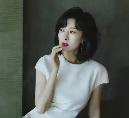 这才是女星最美的样子!44岁刘敏涛出席活动,自信大方吊打小花_年龄段_