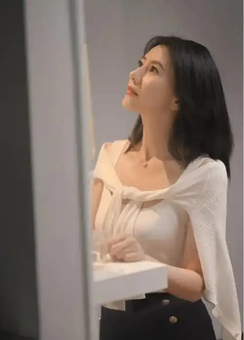 高圆圆又带火了一种高级穿法:老头背心 奶奶衫 锁骨发,减龄又时髦