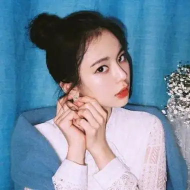 丸子头文艺女生头像 高清好看的头像女孩子可爱丸子头