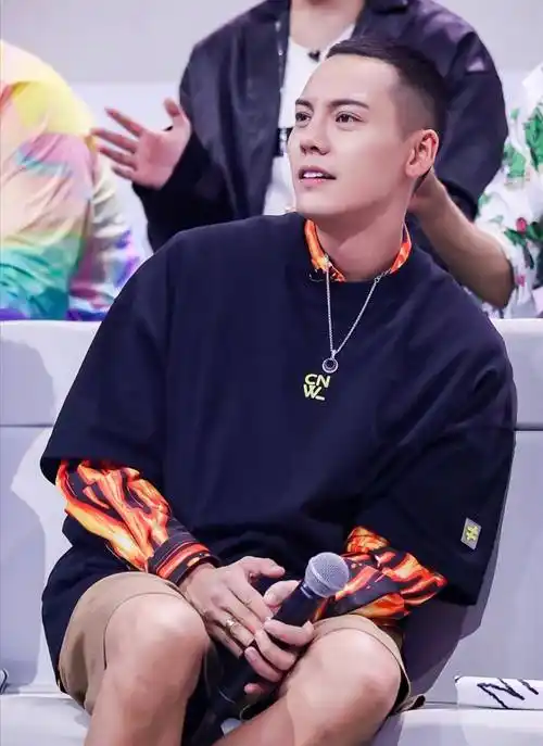 陈伟霆"大男孩"风格,寸头 t恤,阳光魅力十足!