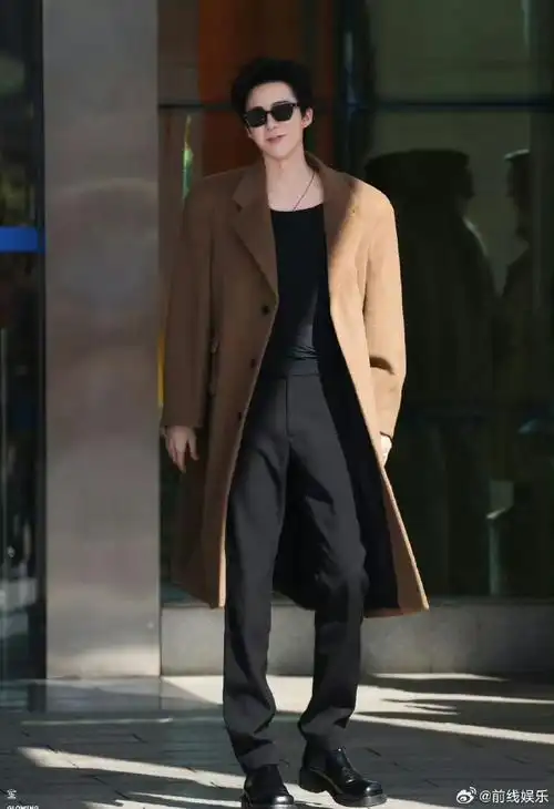 刘宇宁背影照##刘宇宁双开门宽肩