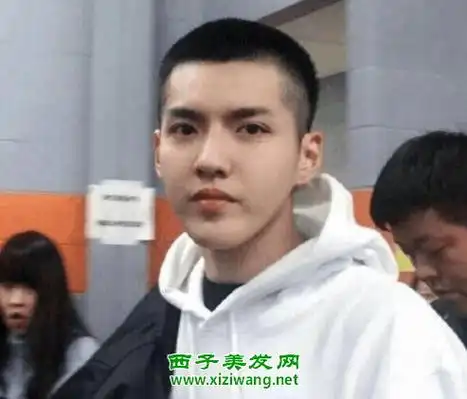 方寸头发型还可以这么剪,剃鬓角的男生方寸头发型,发