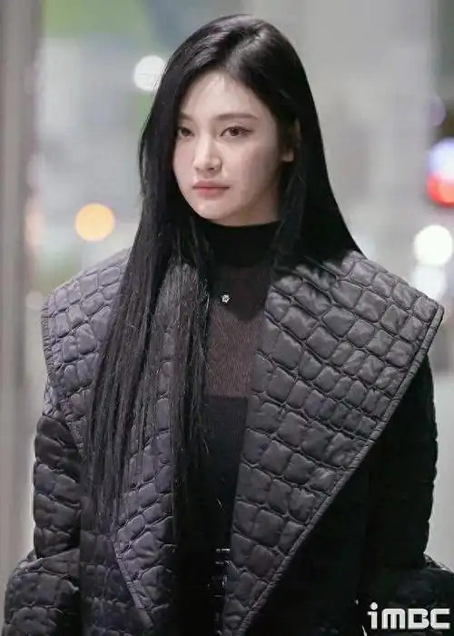 sm同一屋檐下旗下两女团对决宁艺卓黑色水晶短裙气场高贵