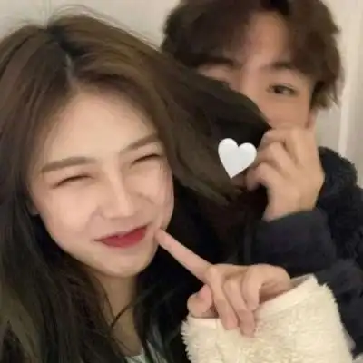 很强占有欲的真人情侣亲亲头像