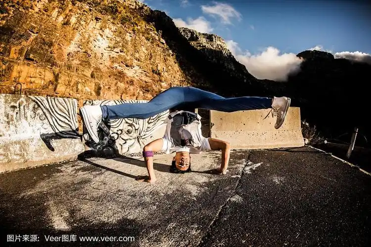 跳霹雳舞的西班牙裔男孩做倒立