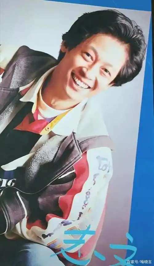 看到王志文年轻时的照片,长发微卷,阳光的笑容,也太帅了吧!