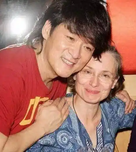 周华健全家福罕见曝光,31岁儿子胡子拉碴显老,父子二人同框被调侃像